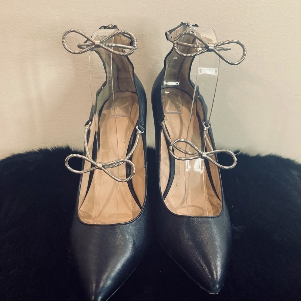 PLV Sz 9.5 POUR LA VICTOIRE Back Zipper Metal Bows Straps Pointy Toe Pumps